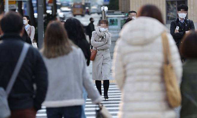 서울 광화문 거리에서 시민들이 발걸음을 재촉하고 있다. 연합뉴스