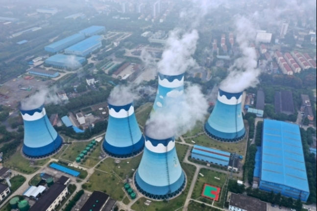 중국 장쑤성 난닝에 있는 한 석탄 화력 발전소에서 연기가 배출되고 있는 모습. 난닝=AP뉴시스