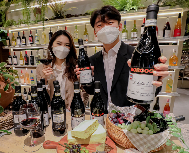 현대백화점 직원들이 24일 서울 강남구 현대백화점 무역센터점 지하1층 와인웍스 매장에서 와인을 소개하고 있다. 현대백화점은 오는 31일까지 압구정본점 등 전국 16개 전 점포 식품관에서 약 50만 병(정산 판매가 기준 70억 원 규모)의 와인을 선보이는 ‘2021 현대백화점 와인 페어’를 연다./사진 제공=현대백화점