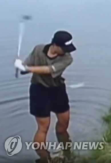 1998년 US여자오픈 당시 박세리의 '맨발 샷' 모습. [연합뉴스 자료사진]