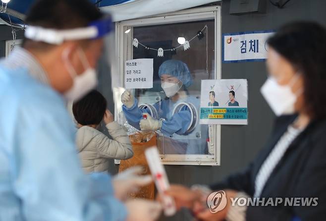검체 채취하는 의료진…신규확진 1천423명 (서울=연합뉴스) 임헌정 기자 = 신종 코로나바이러스 감염증(코로나19) 신규 확진자 수가 1천423명을 기록한 24일 오전 서울 중구 서울역 코로나19 임시 선별검사소에서 의료진이 시민의 검체를 채취하고 있다. 2021.10.24 kane@yna.co.kr