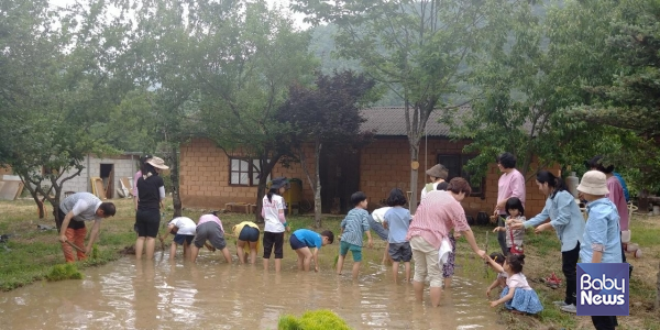 자연학교에서 모내기를 하고 있는 모습. ⓒ초록우산어린이재단