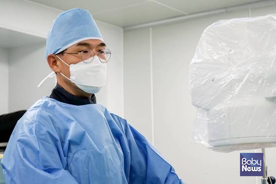 이길용 원장이 척추관협착증 치료를 위한 신경성형술을 시행하는 모습. ⓒ서울예스병원