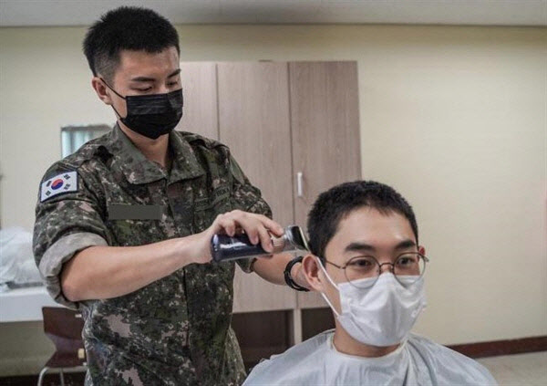 육군훈련소에서 머리를 깎는 훈련병.(사진=육군훈련소 제공)
