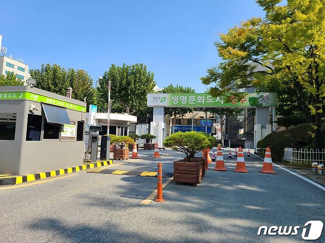 KT 통신 접속 장애가 발생한 25일 충북 청주시청 주차장 요금 수납 시스템에도 전산 오류가 발생하면서 포스(POS)기가 먹통이 됐다. 시는 출입구 차단기를 강제 개방해 주차장을 운영했다. 2021.10.25/© 뉴스1 강준식 기자