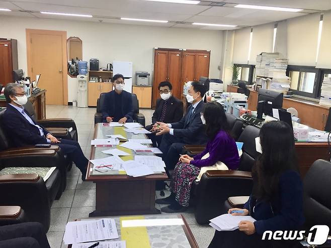충북교사노조 임원진이 충북도의회 교육위원회와 간담회를 하고 있다.© 뉴스1