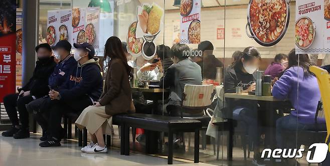 25일 오후 서울 시내의 한 식당에서 시민들이 식사를 하고 있다. 2021.10.25/뉴스1 © News1 임세영 기자
