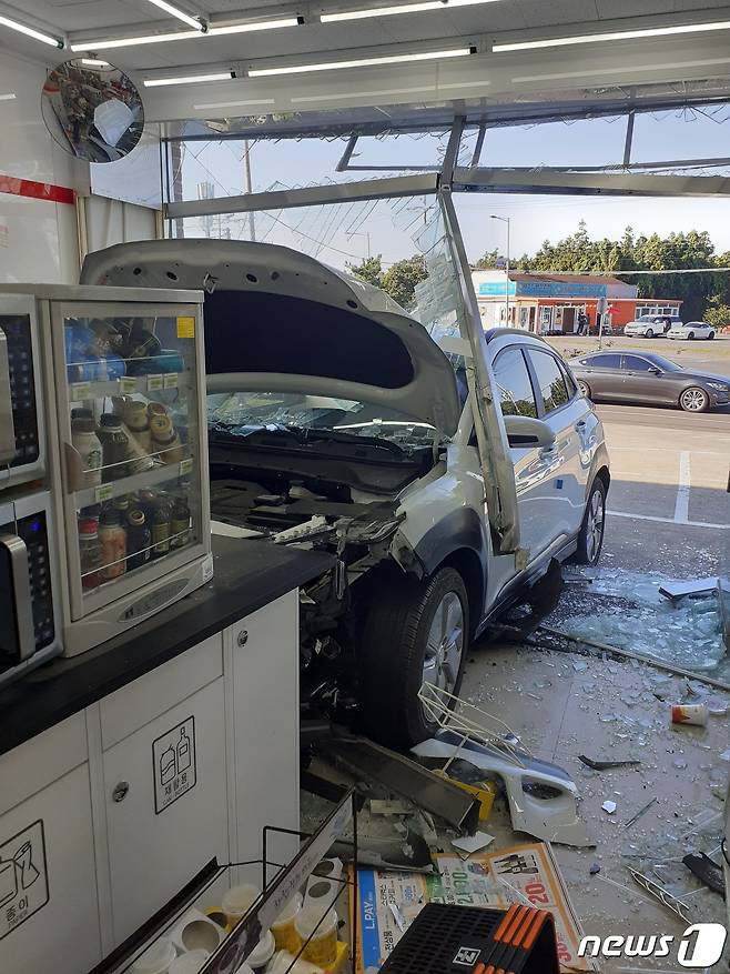 25일 오후 2시45분쯤 관광객이 몰던 렌터카가 제주 서귀포시 성산읍 수산리의 한 편의점에 돌진하는 사고가 발생했다.(제주동부소방서 제공) 2021.10.25/뉴스1 © News1