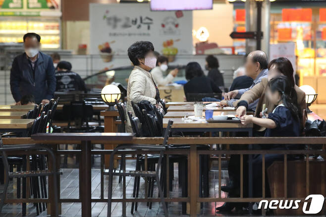 25일 오후 서울 시내의 한 식당에서 시민들이 식사를 하고 있다. 이르면 다음달 1일부터 '단계적 일상회복' 이른바 '위드(with) 코로나'가 시작된다. 2021.10.25/뉴스1 © News1 임세영 기자