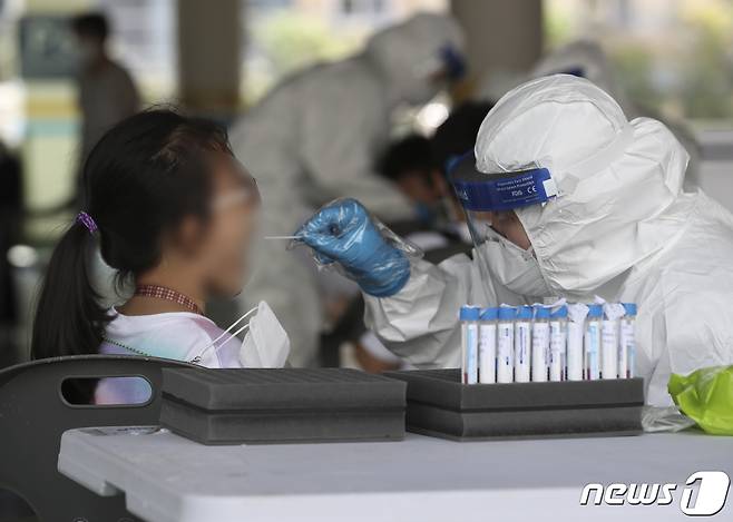 울산 남구 한 초등학교에 마련된 임시 선별진료소에서 신종 코로나바이러스 감염증(코로나19) 전수검사가 이뤄지고 있다.  2021.10.7/뉴스1 © News1 윤일지 기자