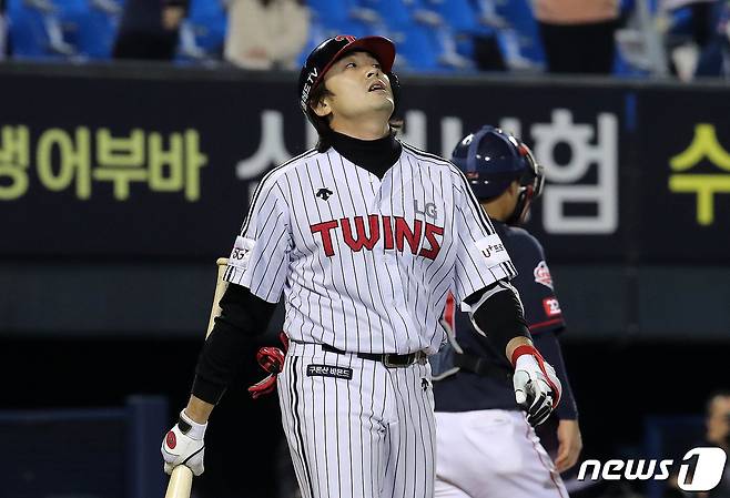25일 오후 서울 잠실야구장에서 열린 '프로야구 2021 신한은행 SOL KBO리그' LG와 롯데의 경기에서 LG 이형종이 9회말 2사 3루 상황에서 삼진아웃을 당한 후 아쉬워하고 있다. 2021.10.25/뉴스1 © News1 박세연 기자