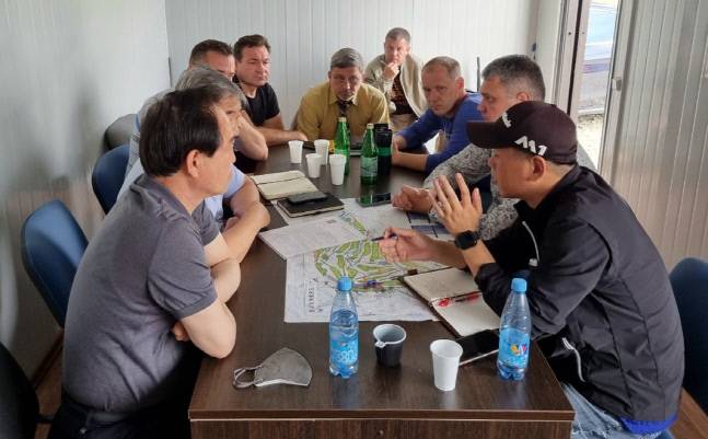 정일수 회장(앞줄 왼쪽)이 블라디보스토크 현지에서 관계자들과 회의를 진행하고 있다.