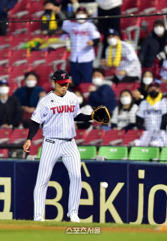 LG 1루수 이영빈이  25일 잠실구장에서 열린 2021프로야구 LG트윈스와 롯데자이언츠의 경기 7회말 1사 3루 롯데 2번 신용수의 파울플라이를 잡지않고 있다.2021.10.25.잠실 | 강영조기자 kanjo@sportsseoul.com