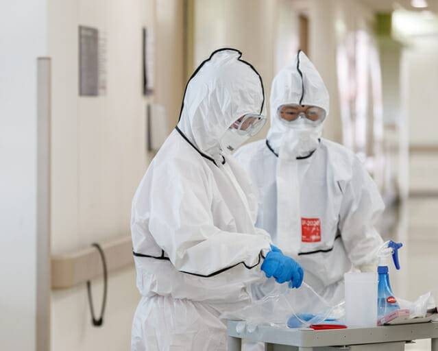 정부는 거리두기 완화가 확진자 증가로 이어질 수 있음을 인지하고 있다. 의료체계 부담도 함께 늘어날 수 있는 만큼, 정부는 무증상 및 경증 감염자에 대한 ‘재택치료’가 해결 가운데 하나가 될 수 있다고 본다.   (사진=보건의료노조)