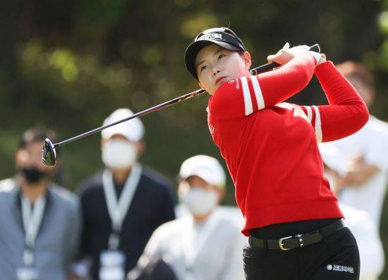 임희정이 BMW레이디스챔피언십 최종일 5번홀에서 티 샷을 날리고 있다. 사진제공=KLPGA