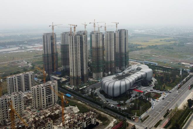 중국 장쑤성 쑤저우의 타이창에서 헝다 그룹치 진행하다가 중단한 문화관광성시의 건설 현장을 22일 드론으로 촬영한 모습.