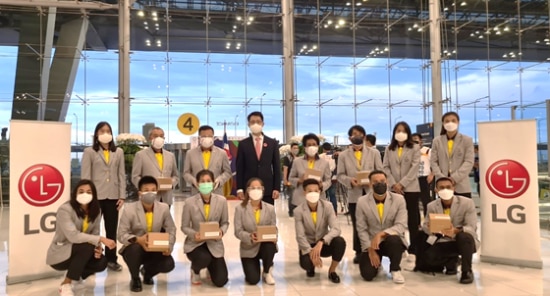 태국 선수단 120명이 LG 전자식 마스크를 쓰고 2020 도쿄올림픽 출정식을 진행하는 모습. /LG전자 제공
