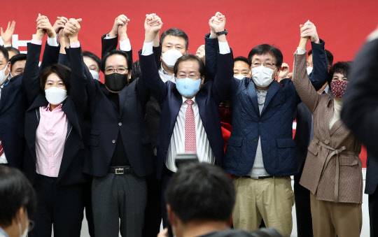 국민의힘 대선 경선 후보인 홍준표 의원이 25일 오전 대전시 중구 대흥동 국민의힘 대전시당을 찾아 당원과 사진을 찍고 있다.연합뉴스