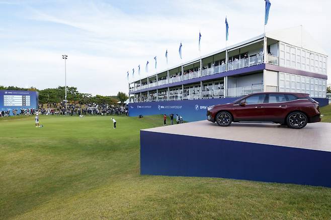 BMW 레이디스 챔피언십 2021이 열린 LPGA 인터내셔널 부산 18번 홀 전경. BMW코리아는 전기차 iX를 국내 최초로 전시했다.