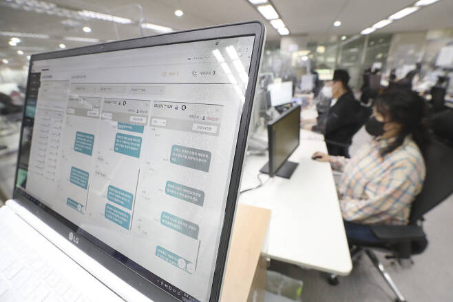 서울 동작구 KT 고객센터에서 직원들이 AI 상담 내용을 모니터링하고 있다.