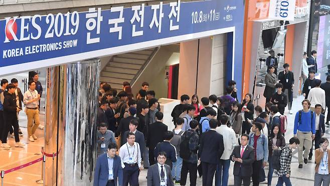 한국전자전 2021이 2년 만에 코로나19 이전 수준으로 복귀해 대규모로 열린다. 사진은 2019 한국전자전 모습.