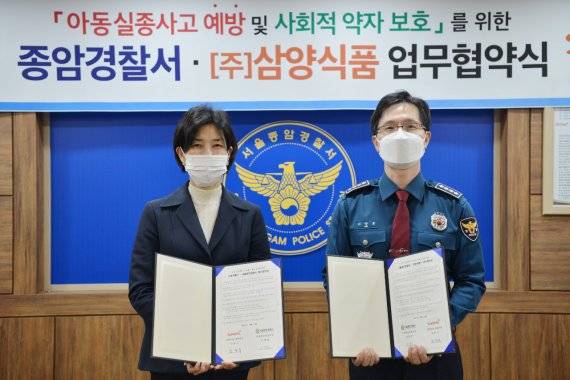 김정수 삼양식품 총괄사장(왼쪽)과 이양호 서울종암경찰서장이 업무협약을 체결한 후 기념촬영을 하고 있다. 삼양식품 제공