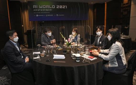 파이낸셜뉴스는 지난 21일 서울 여의도 콘래드호텔에서 열린 'AI 월드(World) 2021'에 앞서 디지털뉴딜 효율성 제고를 위한 정책 제안 간담회를 개최했다. 참석자들이 토론을 하고 있다. 왼쪽부터 이동규 카카오모빌리티 부사장, 김종윤 스캐터랩 대표, 손지윤 네이버 정책총괄이사, 정재성 로앤컴퍼니 부대표, 송경희 과학기술정보통신부 인공지능기반정책관. 사진=박범준 기자