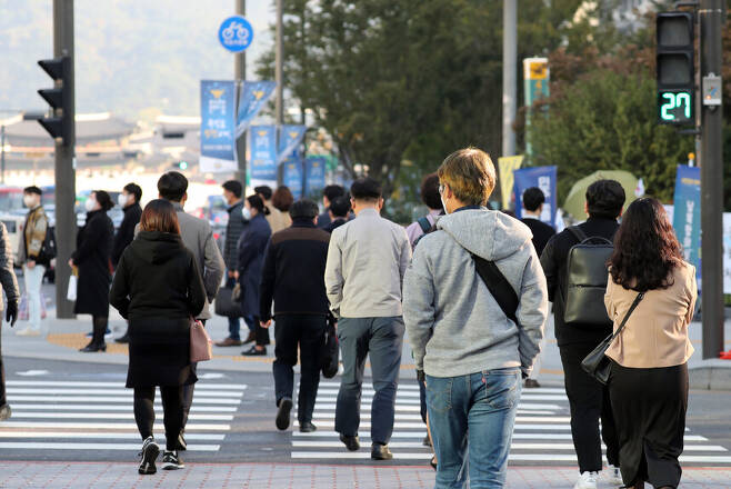 지난 22일 오전 서울시 광화문 네거리 인근에서 직장인들이 출근하고 있다. 연합뉴스