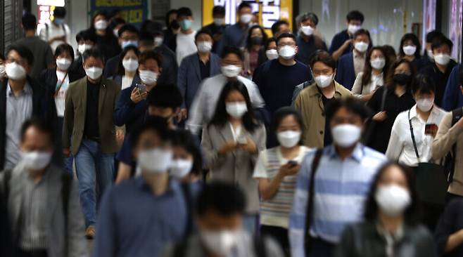 서울 지하철 광화문역에서 직장인 등 시민들이 걸어가고 있다. 연합뉴스