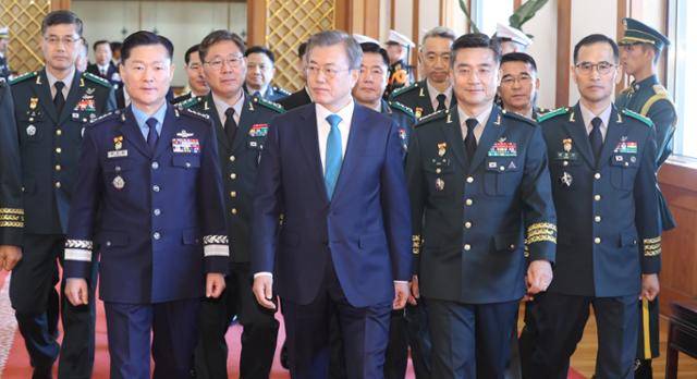 문재인(가운데) 대통령이 2019년 4월 15일 청와대에서 군 장성 진급 및 보직 신고식 후 접견실로 이동하고 있다. 연합뉴스