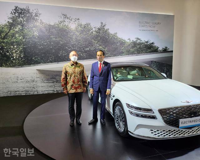조코 위도도(오른쪽) 인도네시아 대통령과 정의선 현대자동차그룹 회장이 25일 자카르타인터내셔널엑스포에 전시된 전기차 제네시스 G80 앞에서 기념 촬영하고 있다. 자카르타=고찬유 특파원