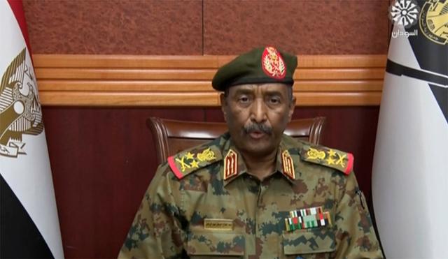 25일 쿠데타를 일으킨 수단 군부의 압델 파타 부르한 장군이 수단 국영TV를 통해 연설하고 있다. 하르툼=AP 연합뉴스