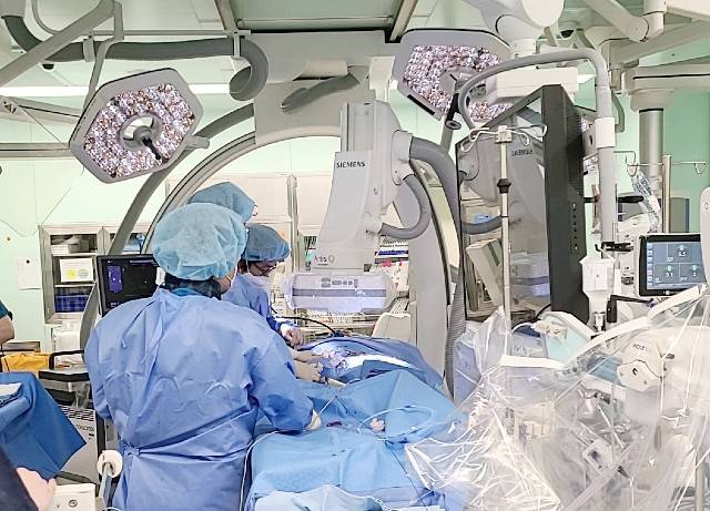 은평성모병원 심장혈관병원 TAVI팀 권오성 교수 경피적 대동맥판막삽입술 시행 장면/은평성모병원 제공