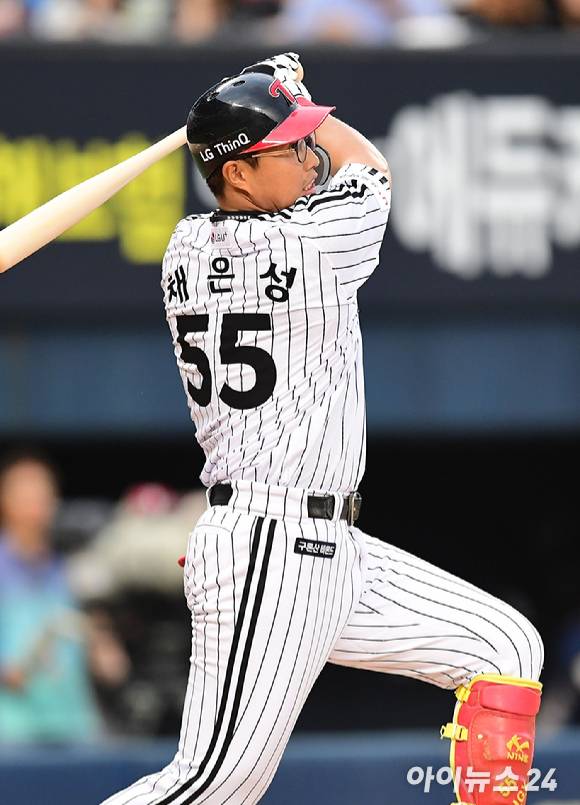 LG 트윈스 채은성은 25일 열린 롯데 자이언츠와 홈 경기에서 6회말 3타점 2루타를 쳤다. LG는 이때 4-3으로 역전했으나 8회초 실점했고 결국 4-4로 승부를 가리지 못했다. [사진=아이뉴스24 포토 DB]