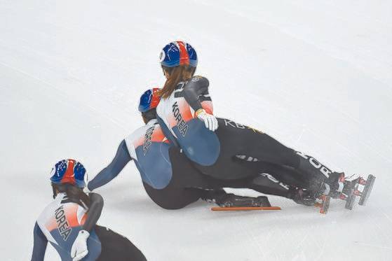 여자 1500m 결승에서 김지유에 밀려 넘어지는 최민정(오른쪽). [신화통신=연합뉴스]