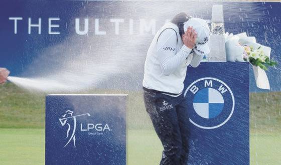 고진영이 24일 부산 기장군 LPGA 인터내셔널 부산에서 열린 BMW 레이디스 챔피언십에서 우승한 뒤 축하 세리머니로 샴페인 세례를 받고 있다. 이 우승은 한국 여자 골퍼의 LPGA 투어 통산 200번째 승리였다. [뉴시스]