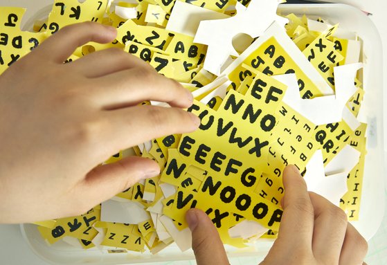 이 대표의 손글씨로 제작된 알파벳 전사지. 노란색의 바탕 부분은 가마에 구워내면 투명하게 변한다.