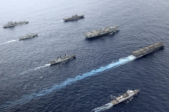 지난달 영국 퀸 앨리자베스 항공모함(앞 줄 가운데)을 중심으로 일본의 경항공모함인 이즈모함(오른쪽), 구축함인 이세함(왼쪽)이 나란히 항해하고 있다. 영국 국방부