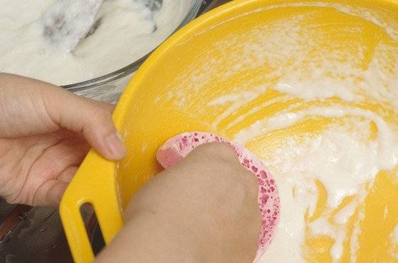 퐁퐁남은 전업 주부인 배우자를 대신해 퇴근 후 설거지를 하는 남자를 칭한다.