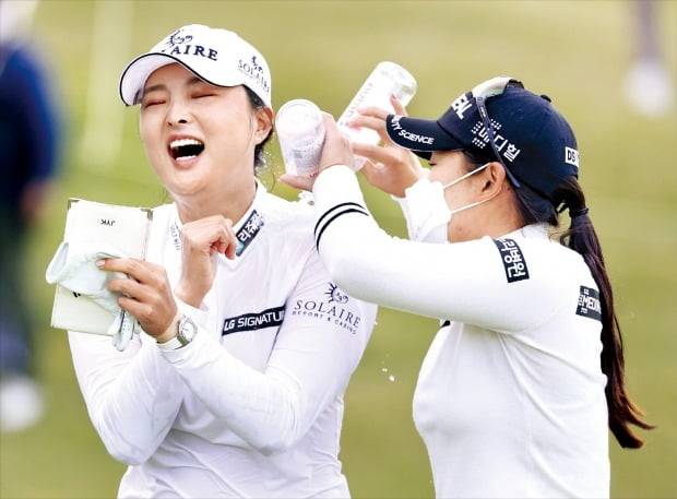 고진영이 24일 부산 기장군 LPGA인터내셔널부산에서 열린 미국여자프로골프(LPGA)투어 BMW 레이디스 챔피언십에서 우승을 확정지은 뒤 이다연으로부터 축하 물세례를 받고 있다.  KLPGA 제공