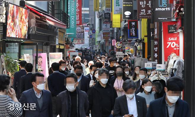 정부가 단계적 일상회복(위드 코로나) 이행계획 초안을 공개한 25일 서울 명동거리의 식당가가 시민들로 붐비고 있다. 강윤중 기자