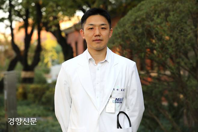 전남 순천교도소와 서울구치소에서 3년간 대체복무를 한 의사 최세진씨는 “교정시설에서 일하면서 사회를 보는 눈이 많이 넓어졌다”면서 “향후 중독 환자들을 위한 사회운동을 하고 싶다”고 말했다.   박민규 선임기자 parkyu@kyunghyang.com