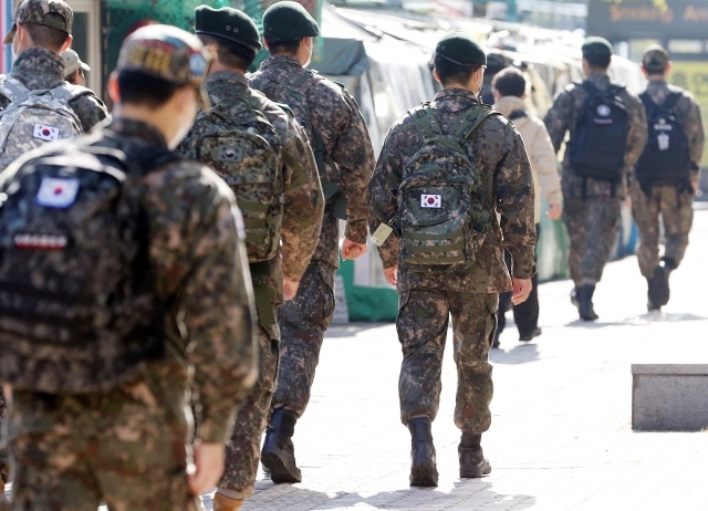병사들이 25일 오전 서울 광진구 동서울터미널 인근에서 이동하고 있다. 연합뉴스