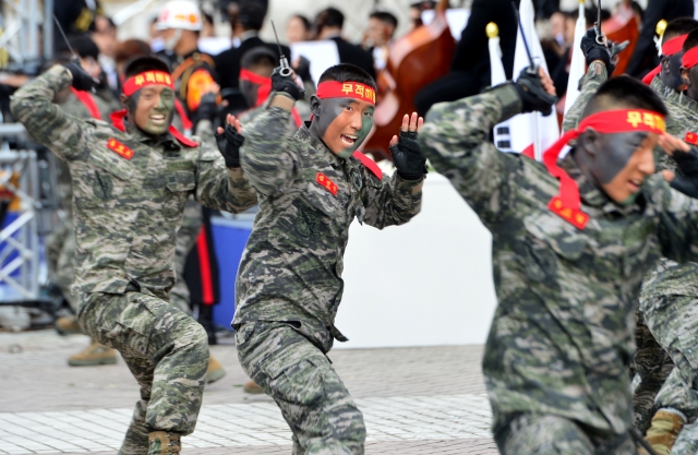 해병대원들이 지난 2015년 11월 23일 오전 서울 용산구 전쟁기념관에서 열린 연평도 포격 도발 5주기 행사에서 무술 시범을 선보이고 있다. 뉴시스