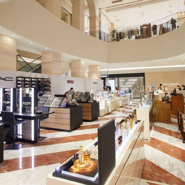 신세계백화점이 이달 8일 경기점 지하1층~2층에 새롭게 선보인 명품·화장품 전문관. 지하 1층에 명품 전문관을 선보이는 건 백화점 업계 최초다. [사진 제공 = 신세계백화점]