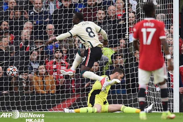 맨체스터 유나이티드의 골키퍼 다비드 데 헤아(가운데)가 24일(한국시간) 영국 맨체스터의 올드트래포드에서 열린 리버풀과의 경기에서 리버풀의 나비 케이타(왼쪽)에게 실점한 뒤 아쉬워하고 있다. 사진(영국 맨체스터)=AFPBBNEWS=NEWS1