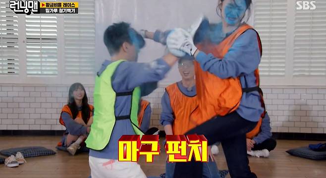 개그맨 지석진, 배우 전소민(오른쪽)/사진=SBS '런닝맨' 방송화면