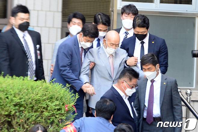 (광주=뉴스1) 정다움 기자 = '5·18 헬기사격'을 증언한 고(故) 조비오 신부에 대한 사자명예훼손 혐의를 받고 있는 전두환씨(90)가 9일 광주지방법원에 출석한 뒤 법원을 퇴장하고 있다. 2021.8.9/뉴스1