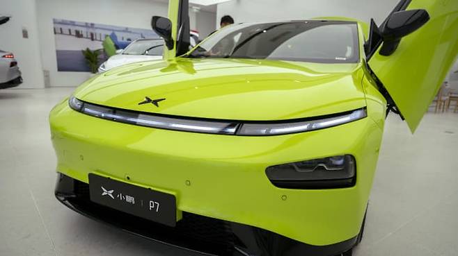 중국 전기차 제조업체 샤오펑의 신규 전기차 모델 'P7'. /사진=AFP