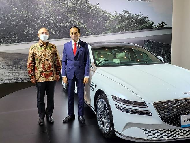 인도네시아 조코 위도도 대통령(오른쪽)이 25일(현지시간) 현대차그룹 정의선 회장과 함께 전기차 전시물을 둘러본 뒤, G80 전동화 모델 앞에서 기념촬영을 하고 있다. /사진=현대자동차그룹.